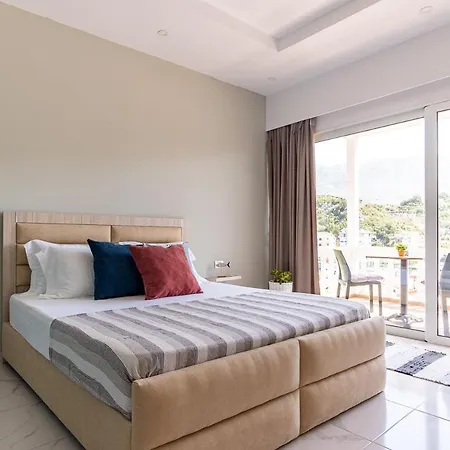 Luxury 1 - Pool, Parking & Outdoor Spaces Himare